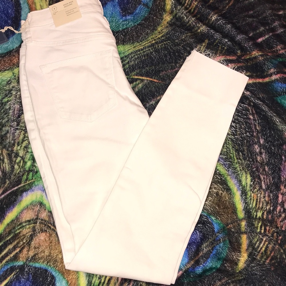 Distressed Universal Thread High Rise Jegging